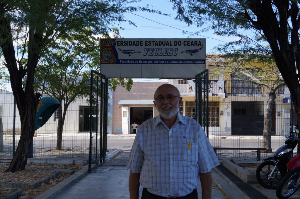 Fotografia do professor Luiz Oswaldo em frente a FECLESC/UECE